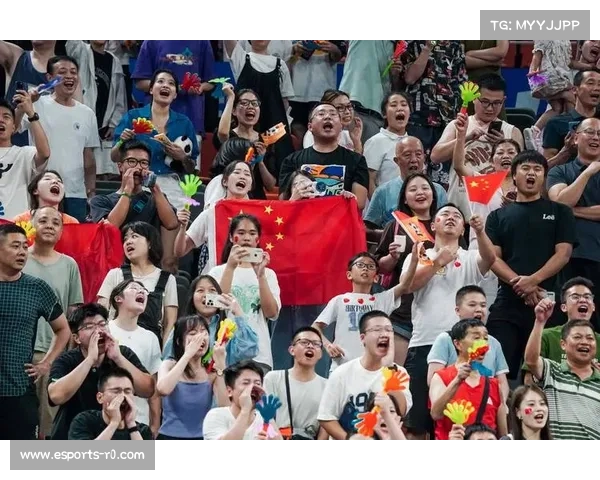 老夫妇挥舞朗斯围巾，看台相伴观赛四十载